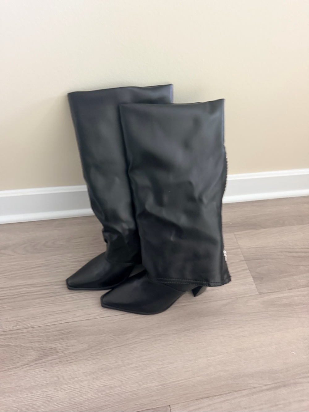 Black Knee-High Pointed Toe Women’s Boots - Sleek Leather Look